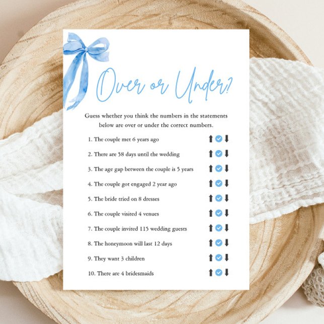 Elegant Blå Slinga Över eller Under Bröllopsfestsp Inbjudningar (Modern Elegant Watercolor Dusty Blue Bow Over or Under Bridal Shower Game)