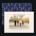 Elegant Blå Svart Botanisk Blommig Unik Foto Julkort<br><div class="desc">Skicka din höstliga glädje med denna "God Jul" familjefotohälsning, med en ren och elegant framsidansdesign och ett livfullt blått och gyllene blommönster på baksidan. Perfekt för både jul- och hanukkahfirande, kombinerar detta kort en modern layout med festlig glans, vilket gör det idealiskt för att visa upp ditt favoritfamiljefoto. Det blommande...</div>