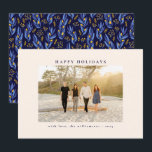 Elegant blå svart botanisk blomster unik foto julkort<br><div class="desc">Skicka din höstliga glädje med detta "God Jul"-familjefoto-kort, med en ren och elegant framsida och ett livfullt blått och guldblommigt mönster på baksidan. Perfekt för både jul- och hanukkahfirande, kombinerar detta kort en modern layout med festlig glans, vilket gör det idealiskt för att visa ditt favoritfamiljefoto. Det blommande mönstret på...</div>