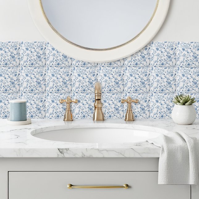 Elegant Blå Toile Blommönster Keramisk Platta Kakelplatta (Elegant toile de jouy patterned tile in blue and white - a timeless classic for your home decor.)