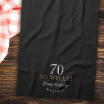 Elegant Black 70 Så vad roligt citat 70:e födelsed Kökshandduk<br><div class="desc">Elegant Black 70 Så vilken lustig 70:e födelsedag kökshandduk. Det inspirerande och roliga citatet 70, så vad i modern vit och gyllene färg på svart bakgrund. Gör en egen 70-dagars kökshandduk för henne eller för honom och anpassa dig med ditt namn och din ålder. Underbar för en person med en...</div>