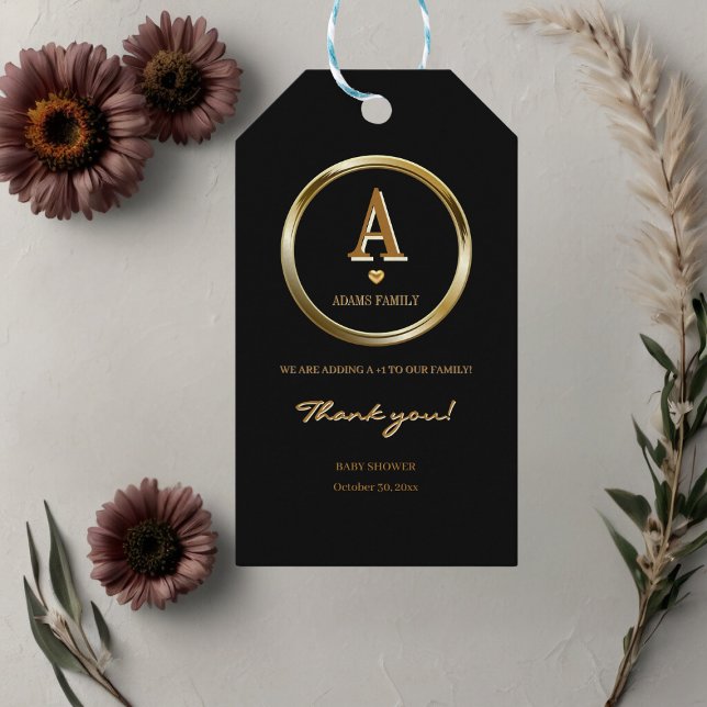 Elegant Black and Guld Monogram Family Baby Shower Presentetikett (Skapare uppladdad)