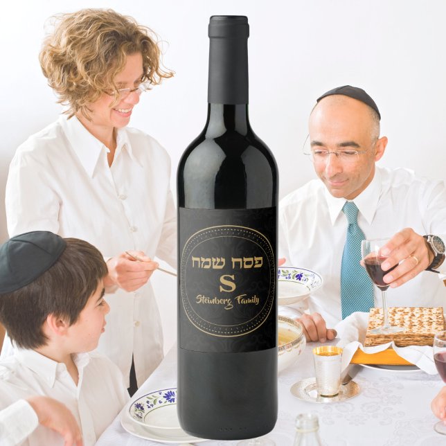 Elegant Black and Guld Monogram Hebrew Pesach Vinflaska Etikett (Skapare uppladdad)