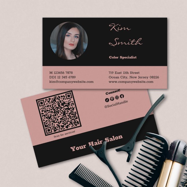 Elegant Black and Rosa QR Code Hair Salon Employee Visitkort (Elegant Black and Pink QR Code Hair Salon Employee Business Card)