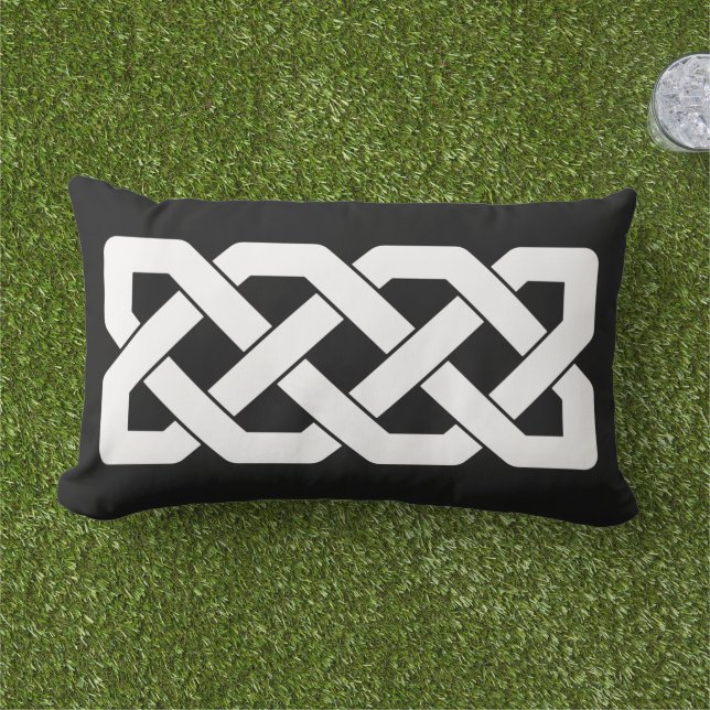 Elegant Black and White Celtic Knot Mönster Utomhuskudde (Gräs)