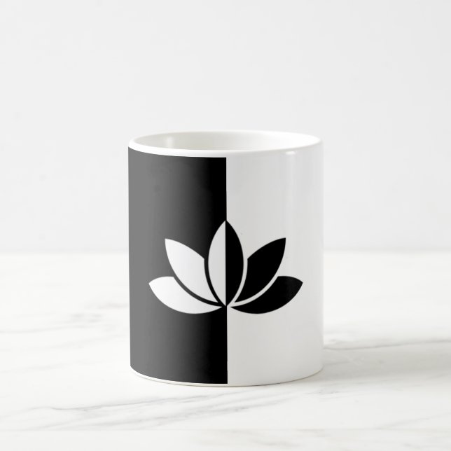 Elegant Black and White Lotus Flower Kaffemugg (Center)