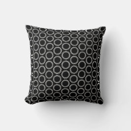 Elegant Black and White Petal Mandala Pattern Kudde