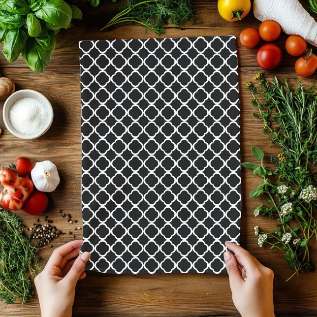 Elegant Black and White Quatrefoil Mönster Kökshandduk (Elegant Black and White Quatrefoil Pattern Towel)