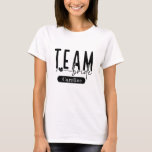 Elegant Black Anpassade Team Bride Squad Tee<br><div class="desc">Fira den brud som ska vara i stil med vår underskattade och ändå chic t-shirt-design. Den här elegant lilan innehåller en blandning av fetstilt brev och flytande skript, accentuerat med en känslig hjärtedetalj och ren understrykning. Perfekt för möhippor, möhippor eller bröllop-beredningar. Den här sofistikerade utformningen erbjuder ett mer raffinerat alternativ...</div>