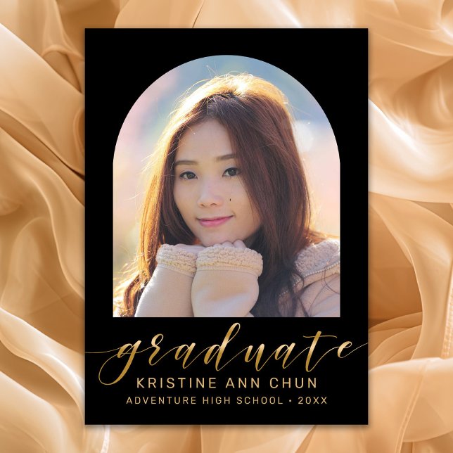 Elegant Black Arch Guld-skript Foto Studenten Meddelande (Black and Gold Script Photo Graduation Announcement)