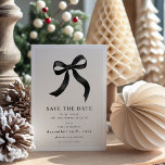 Elegant Black Bow jul Party Spara Datumet<br><div class="desc">Meddela de mest snyggt helgdag av säsongen till dina nära och kära med vår slimmade svarta båge, party, spara datumkortet. Den här exekutiva designen visar en tidslassig svart coquette-båge och en anpassade-mall för att lägga till din egen personliga beröring. Få redo att imponera på dina gäster med en elegant firande...</div>