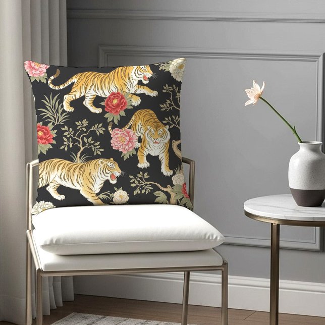 Elegant Black Chinoiserie Tiger and Peony Pattern Kudde (Skapare uppladdad)