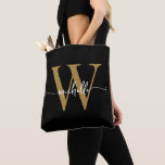 Elegant Black Guld Girly Personlig Monogrammad Tygkasse<br><div class="desc">Girly Modern Simple Elegant Black och Guld Monogram Initial Namn Namnteckning Tote Bag för Anpassningsbar av skript Personlig. Den här designen som innehåller ditt första namn i en söt handskriven svan-typdiagram för stil-swash-teckensnitt (eller kalligrafi) med ett inledande monogram i guld och vit på svart. Underbar femininin gåva till födelsedag, bröllop,...</div>