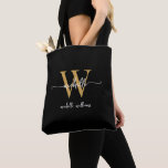 Elegant Black Guld Girly Personlig Monogrammad Tygkasse<br><div class="desc">Girly Simple Elegant Modern Black and Guld Monogram Initial Namn Namnteckning Tote Bag för Anpassningsbar av skript Personlig. Den här designen med ditt första namn i ett söt-handskrivet teckensnittstypografi (eller kalligrafi) i stil, med namn eller namn i guld och svart bakgrund i monogrammet. Underbar femininin gåva till födelsedag, bröllop, jul,...</div>