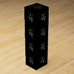 Elegant Black Guld God jul Candles Mönster Vinlåda<br><div class="desc">Elegant Decorative Black och Guld Search Candles med Fr,  Mönster,  God jul Julhelg Presentask för Vinflaska kan du lägga till ditt namn,  ändra eller ta bort all text</div>