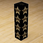 Elegant Black Guld God jul Mönster Presentask För Vinflaska<br><div class="desc">Elegant Decorative Black and Guld Search Stars God jul Star Mönster Julhelg Presentask för Vinflaska kan du lägga till ditt namn,  ändra eller ta bort all text</div>