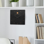 Elegant Black guld monogram namn personlig Fyrkantig Klocka<br><div class="desc">Lyxurens monokulerade kvadratiska väggklocka med svart läderbakgrund och en faux guld-metallisk borstad ruta med elegant-skript namnteckning namn och monogram initialer. Det är enkelt att anpassa och skapa din egen logotyp med ditt företag eller initialer och namn. Kan vara en personlig för elegant till en företagsägare eller en dekorator för kontorsytan....</div>