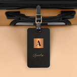 Elegant Black guld monogram och namn-skript Bagagebricka<br><div class="desc">Luxury elegant modern monogram och namnteckning namn personlig bagagetagg med en faux metallic guld kopparruta med namn inledande över en svart läderliknande bakgrund (TRINTED STRUKTUR).              Kan vara en snyggt-,  bröllop-,  jul- eller andra tillfälle- eller jubileumsgåvor.</div>