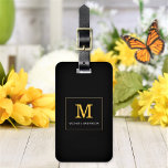 Elegant Black Guld Monogram Personlig Bagagebricka<br><div class="desc">Anpassa texten och skapa personligens bagagetapp på ett enkelt sätt. Klicka på REDIGERA och sedan på REDIGERA BAKGRUND för att ändra bakgrunden färg. Du kan ÖVERFÖRA DESIGN på andra Zazzle-produkter och justera den så att den passar de flesta av Zazzle-objekten. StandardStudio-design görs i vektorgrafik med hög upplösning för utskrift av...</div>