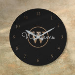 Elegant Black Guld Monogram-skript Namn Stor Klocka<br><div class="desc">Klassisk svart och guld monokulär väggklocka. Du kan anpassa namn,  monogrammet och anpassa teckensnittet och färg för att skapa din egen unika design. Designad av Thisisnotme©</div>