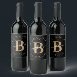 Elegant Black Guld Namn Monogrammed skript Vinflaska Etikett<br><div class="desc">Grovt,  modernt,  trendig,  elegant,  svart och guld monogram för första namn-manuset anpassningsbar personlig monogrammad Vin-etikett. Med ett inledande mongram och ett giftigt namn-skript i ett handskrivet calligraphy-tecken byts svan-typsnitt ut och den prickade cirkeln ram runt ditt namn. Underbar för födelsedag,  bröllop,  möhippa,  söt 16 födelsedagsfester,  årsdag,  babydusch med mera.</div>
