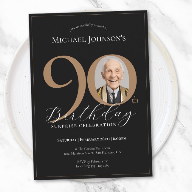 Elegant Black Guld Photo Surprise 90:e födelsedag Inbjudningar (Elegant Black Gold Photo Surprise 90th Birthday Invitation)