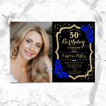 Elegant Black Guld Royal Blue Photo 50:e födelseda Inbjudningar<br><div class="desc">Elegantens blommigt 50-årsinbjudan med ditt foto. Glam Black royal blue design med faux glitter guld. Med sapphire blue ro, script font och confietti. Perfekt för en snyggt vuxen under firande party. Anpassa med dina egna detaljer. Kan anpassas för vilken ålder som helst! Skrivna Zazzle-inbjudningar eller digital utskrivbar mall för omedelbar...</div>