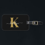 Elegant Black Guld Script Monogram Bagagebricka<br><div class="desc">Den här enkla svarta bagagetaggen med elegant namn i ett typsnitt av trendiget i vitt som skrivs över ditt första prov i ett modernt typsnitt i guld på ena sidan och ett kort för ditt namn, adress och mobila nummer på den andra sidan skulle se fantastisk ut på dina resväskor....</div>