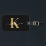Elegant Black Guld Script Monogram Bagagebricka<br><div class="desc">Den här enkla svarta bagagetaggen med elegant namn i ett typsnitt av trendiget i vitt som skrivs över ditt första prov i ett modernt typsnitt i guld på ena sidan och ett kort för ditt namn, adress och mobila nummer på den andra sidan skulle se fantastisk ut på dina resväskor....</div>