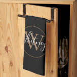 Elegant Black Guld Script Monogram  Kökshandduk<br><div class="desc">Elegant chic Black och guld manuschhandduk av namn monogram. Du kan anpassa namn,  monogrammet och anpassa teckensnittet och färg för att skapa din egen unika design. Designad av Thisisnotme©</div>