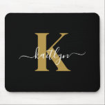 Elegant Black Guld Script Monogram Musmatta<br><div class="desc">Den här enkla,  svarta eleganten med det första namn i ett skrivteckensnitt i trendiget som är vitt skrivna över det första tecknet i ett modernt teckensnitt i guld är perfekt för ditt kontor/skrivbord. Det är snyggt och trendig och ändå väldigt klassiskt.</div>