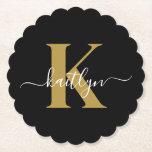 Elegant Black Guld Script Monogram Underlägg Papper<br><div class="desc">Dessa enkla, svarta, elegant runt fluterade pappra underlägg i kant med ditt första namn i ett typsnitt av trendiget i vitt som skrivs över ditt första typsnitt i ett modernt typsnitt i guld är perfekt för att hålla bord och räknare fria från vatten ringar. De absorberar droppar så att du...</div>