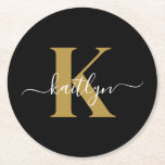 Elegant Black Guld Script Monogram Underlägg Papper Rund<br><div class="desc">Dessa enkla, svarta eleganter runt pappra underlägg med det första namn i ett trendig-skript i vitt som skrivs över det första tecknet i ett modernt teckensnitt i guld är perfekt för att hålla bord och räknare fria från vatten. De absorberar droppar så att du inte behöver oroa dig när du...</div>