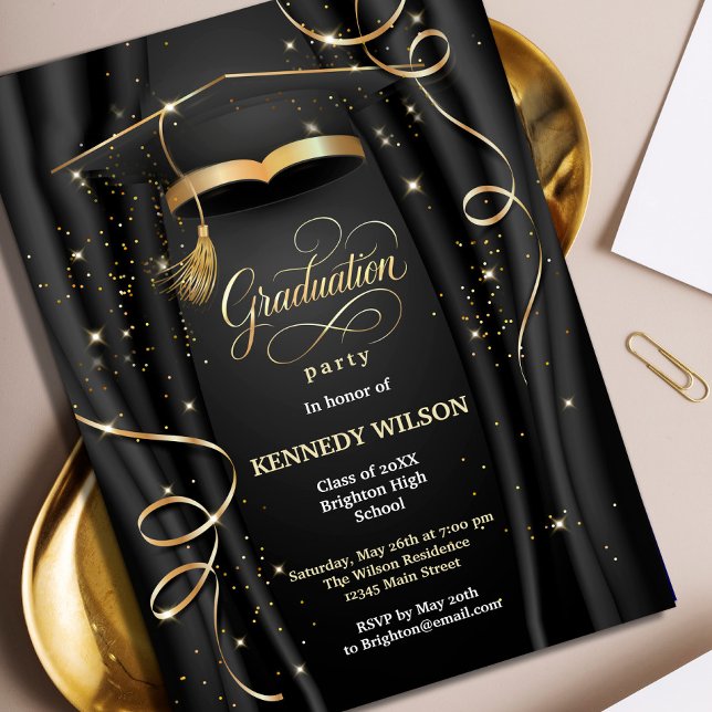 Elegant Black & Guld Studenten Inbjudningar (Elegant Black & Gold Graduation Invitation #grauationblackgold #sparkles #luxuryinvitation #zazzle)