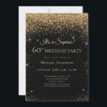 Elegant Black Guld Surprise 60:e Födelsedagsfesten Inbjudningar<br><div class="desc">Den här eleganten har en svart bakgrund,  guld glitter och anpassningsbar-skriptbokstäver. Vilket vackert sätt att inbjudan era gäster till detta speciella tillfälle.</div>