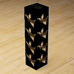 Elegant Black Guld-utseendet Angel Mönster Presentask För Vinflaska<br><div class="desc">Elegant Black and Guld look Änglar,  Angel som spelar upp trumpeten,  Mönster,  God jul Julhelg Presentask för Vinflaska,  du kan lägga till ditt namn,  ändra eller ta bort all text</div>