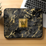 Elegant Black Marble Guld Brushed Metall Monogram Laptop Fodral<br><div class="desc">Eleganten laptop sleeve har en bakgrund mönster av marmor som är utsmyckad med ådror från guld. Anpassa den med ditt monogram i svart på en guld borstad metall-ruta.</div>