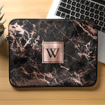 Elegant Black Marble Ro Guld Monogram<br><div class="desc">Eleganten laptop sleeve har en bakgrund mönster av marmor som är utsmyckad med vener från ro guld. Anpassa den med ditt monogram i svart på en metall-ruta i ro guld.</div>