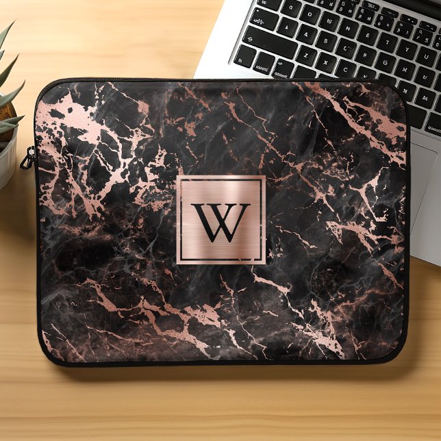 Elegant Black Marble Ro Guld Monogram Laptop Fodral (Skapare uppladdad)