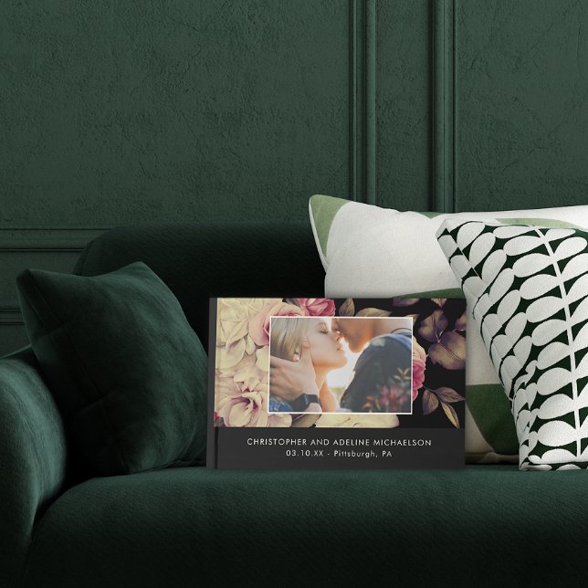 Elegant Black Moody Blommigt Photo Bröllop Gästböcker (Gorgeous wedding guestbook features a lush floral print and your photo with details.)