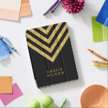 Elegant Black Namn Faux Guld Chevron Mönster iPad Pro Skydd<br><div class="desc">Elegantens svarta iPad-prolock med faux guld chevron mönster som du kan anpassa med ditt namn. Underbar som gåvor till familj och vänner eller till dig själv. Anpassa den genom att ersätta platshållartexten. Om du vill ha fler alternativ, t.ex. att ändra teckensnittet och dess storleka storlek, klickar du på knappen "Anpassa"....</div>