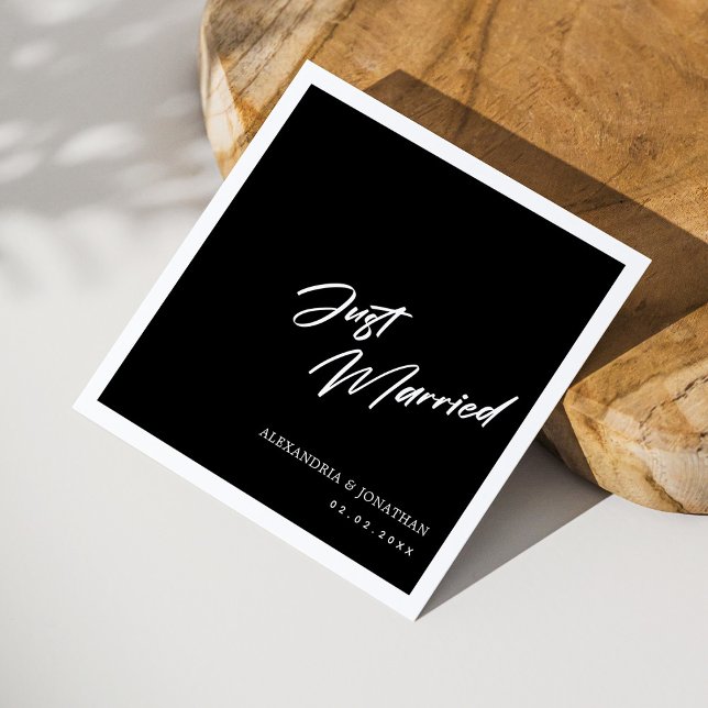 Elegant Black Ny gifta Personligt bröllp Napkins Pappersservett (Classic Black & White Just Married Script Wedding Napkins)