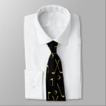 Elegant Black och Guld Golf Mönster Golfer Slips<br><div class="desc">Minimal guld golf mönster med klubb,  bollar och flaggor för golfspelare. Ge till golf klubb,  golfer,  golfspelare,  lag,  tränare. Monokromt gyllene modernt trendig svart och vit golfgolfspelare mönster ger hemdekaler,  handdukar,  ...  Elegant,  klassisk svart färg-hals knuten till guld golf mönster</div>