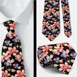 Elegant Black Red Wildblommor Neck Tie Slips<br><div class="desc">Elegant Watercolor Wildblommor Necktie Lägg till en liten bit naturinspirerad charm till dina kläder med den här vackert designade fästningen som har en delikat vattenfärg på vilda blommor i svart bakgrund. Perfekt för vår bröllop, party i trädgården, eller för att lägga till ett nyttigt blommigt i den dagliga bäran, blandar...</div>