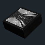 Elegant Black & Silver Grått Blommigt Damasker Mön Minnesask<br><div class="desc">Elegantens svarta och grått-blommigt-dämpare i silver,  monogrammets gigantiska utformning.</div>