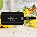 Elegant Black Silver Monogram Namn Personlig Bagagebricka<br><div class="desc">Anpassa texten och skapa personligens bagagetapp på ett enkelt sätt. Klicka på REDIGERA och sedan på REDIGERA BAKGRUND för att ändra bakgrunden färg. Du kan ÖVERFÖRA DESIGN på andra Zazzle-produkter och justera den så att den passar de flesta av Zazzle-objekten. StandardStudio-design görs i vektorgrafik med hög upplösning för utskrift av...</div>