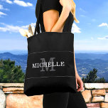 Elegant Black Silver Monogram Namn Personlig Tygkasse<br><div class="desc">Anpassa texten och skapa enkelt personligen i väskan. Klicka på REDIGERA och sedan på REDIGERA BAKGRUND för att ändra bakgrunden färg och upprepa för båda sidor. Du kan ÖVERFÖRA DESIGN på andra Zazzle-produkter och justera den så att den passar de flesta Zazzle-objekt. StandardStudio-design görs i högupplöst grafik för utskrift av...</div>