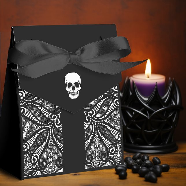 Elegant Black Snöre Gothic Skull Hallobröllop Presentaskar (Gothic Halloween wedding favor packaging: Elegant black & white lace pattern with skull and ribbon.)