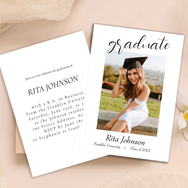 Elegant Black White Class of 2024 Photo Studenten Inbjudningar (Elegant Black White Class Of 2024 Photo Graduation Invitation)