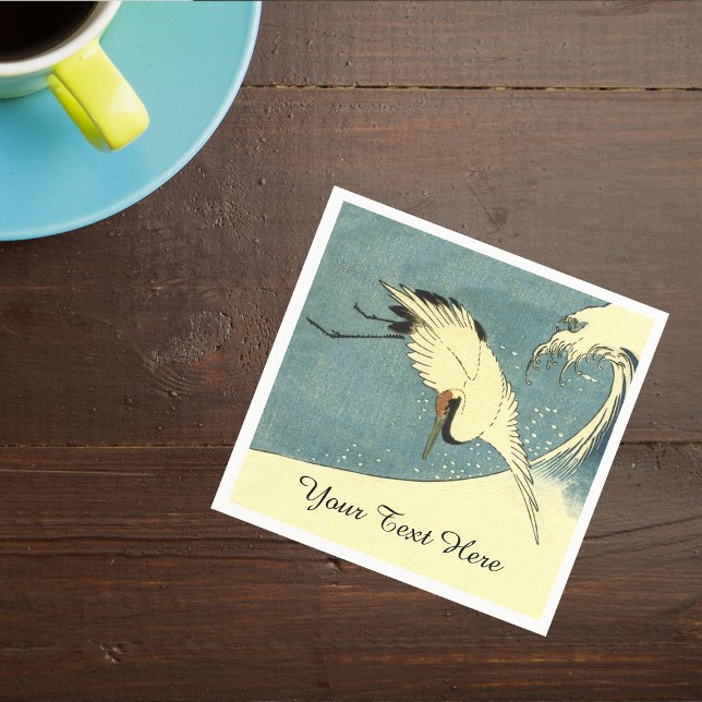 Elegant Black White Crane som flyger över havsvatt Pappersservett (White crane bird flying over large ocean wave in blue sky on napkins.)